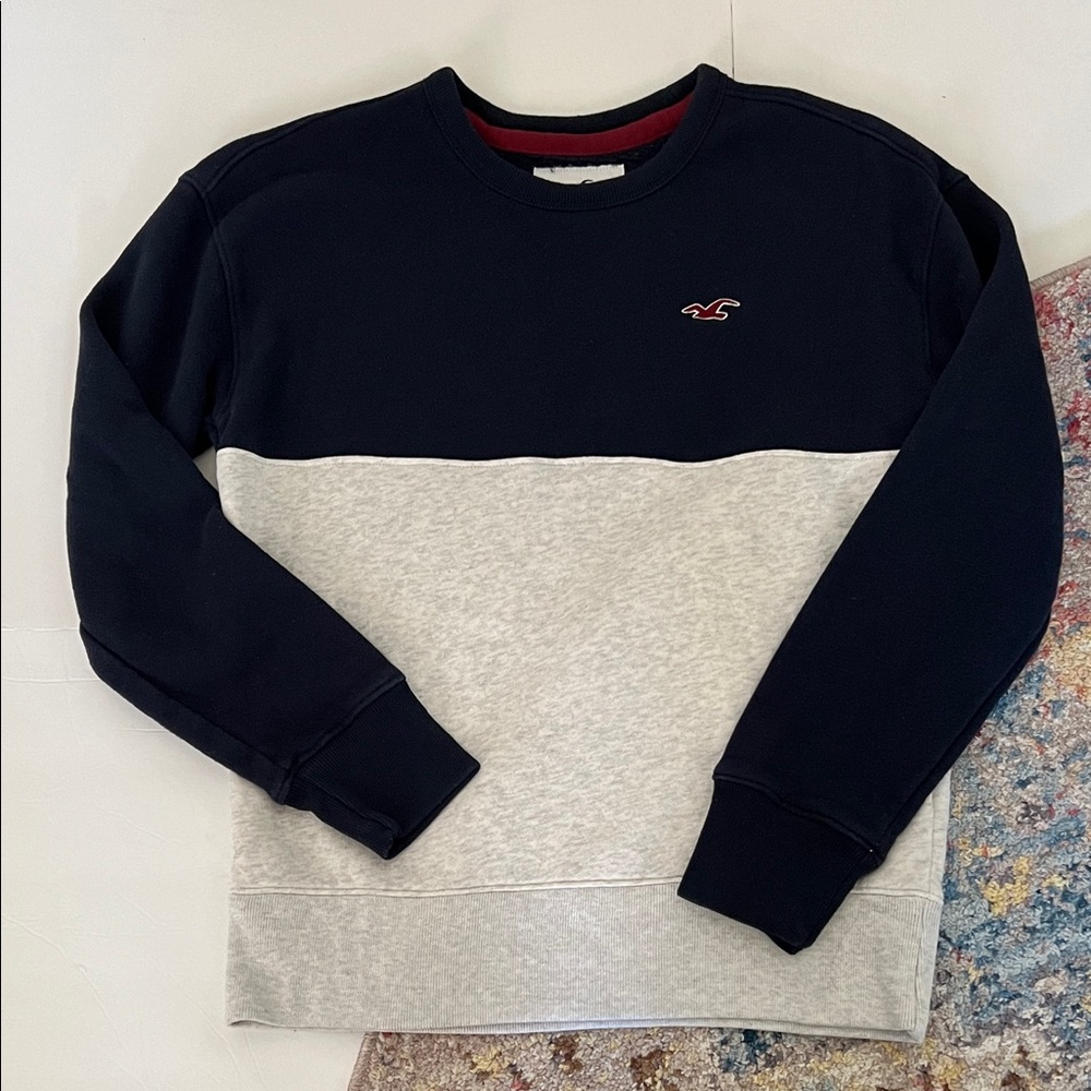 Hollister Men's Navy and Light Gray Crewneck Sweater